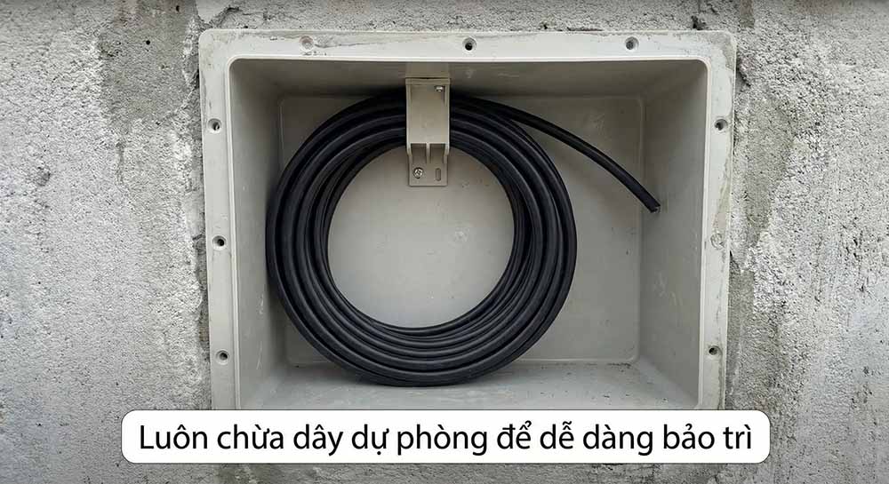 Cận cảnh hốc đèn âm tường (Niche) có cuộn dây điện thừa (Service Loop) được cuộn tròn bên trong.