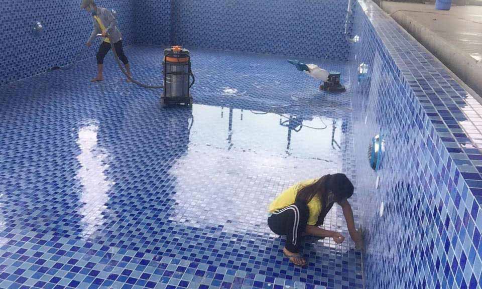 Vệ sinh bề mặt thiết bị