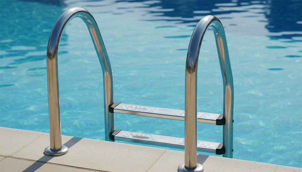 Kinh Nghiệm Chọn Mua Thiết Bị Hồ Bơi Từ A-Z 7 Một chiếc thang hồ bơi bằng inox sáng bóng, chắc chắn được lắp đặt ở thành hồ