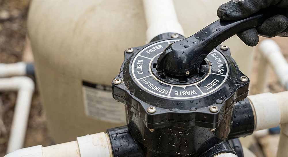Quy Trình Xử Lý Nước Hồ Bơi & Cách Sử Dụng Bộ Hóa Chất: Clo, PAC, Axit HCL 2 Chuyển van sang chế độ Recirculate (Tuần hoàn) khi châm hóa chất cân bằng để thuốc không đi qua cát lọc
