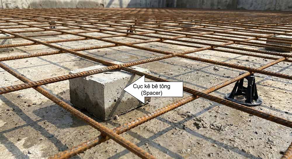 Cục kê (Spacer) giúp thép nằm đúng vị trí giữa lớp bê tông, tránh tiếp xúc với đất gây rỉ sét_